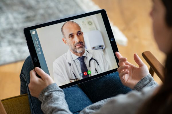 patient-doctor-online-consultation_256588-1507